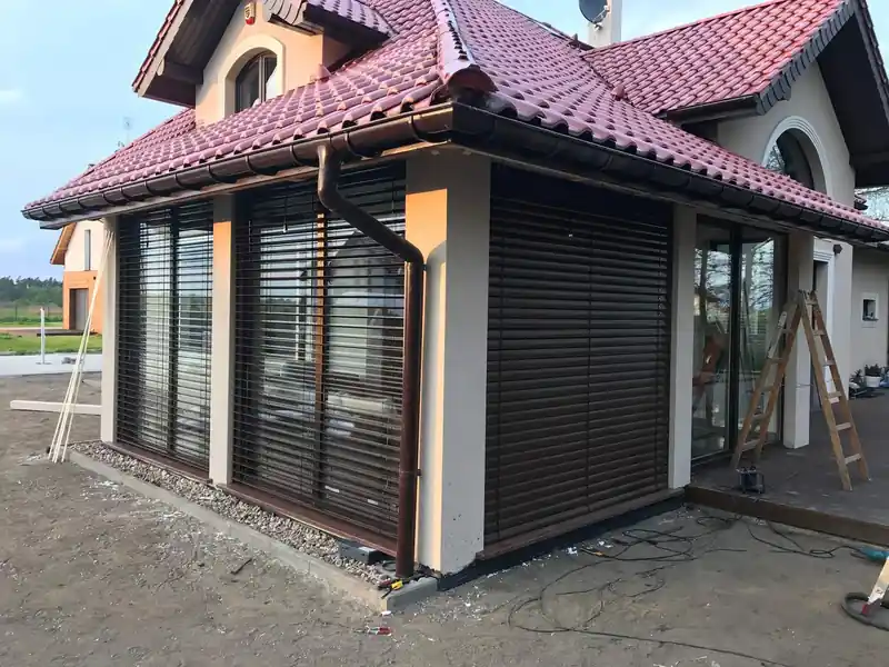 Żaluzje fasadowe przy narożnych przeszkleniach domu