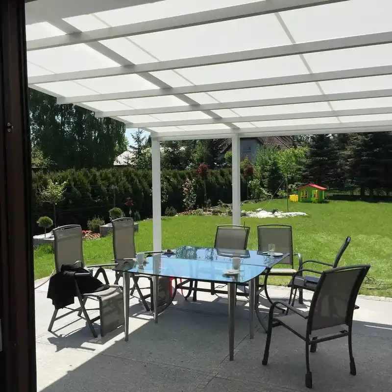 Biała pergola przy domu