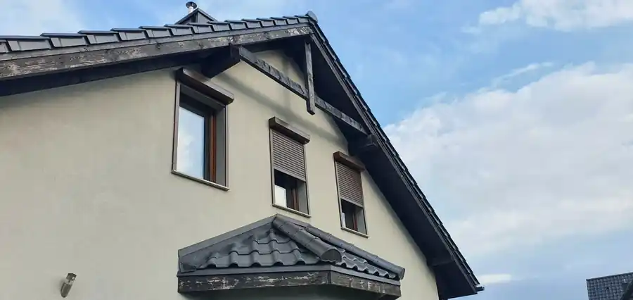 Rolety zewnętrzne przy domu jednorodzinnym